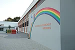 Grundschule Kumhausen - Logo an der Außenwand